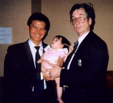 Kirsan Ilyumzhinov holds Sandra Kimura Sloan